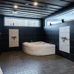 West Ellivuori - High Quality 6br With Jacuzzi Holiday home